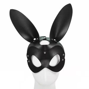 Máscara de ojo de zorro negra de media cara con tachuelas para uso adulto en Halloween - Product Image 4