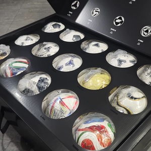 Caja de Regalo Conmemorativa de la Copa Mundial de Fútbol 2026 con Balón de Fútbol Miniatura de Cuero PU Ecológico y Duradero, Tamaño Número 1 para Uso en Interiores - Product Image 5