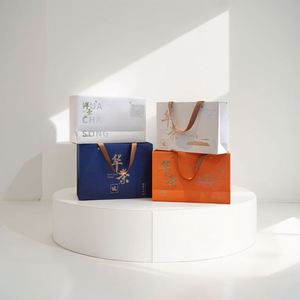 Sac en papier kraft laminé personnalisé de luxe avec estampage à chaud et gaufrage, écologique, avec cordon de suspension pour badge de marque, sac cadeau tendance - Product Image 5