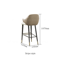 Tabouret de bar haut de gamme en acier inoxydable et cuir avec accoudoirs et pieds en métal doré