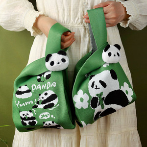 Bolso Pequeño de Poliéster Tejido a Mano con Diseño Creativo de Panda Gigante, con Dos Aberturas en la Muñeca, para el Trabajo y Viajes Diarios - Product Image 4