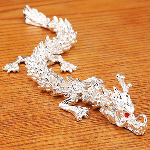 Figurine de <span class=keywords><strong>dragon</strong></span> <span class=keywords><strong>argenté</strong></span> articulée 3D en gros, décoration de bureau mobile à cinq griffes et jouet portable - Product Image 2