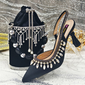 Conjunto de zapatos y bolso - Zapatos de mujer con punta en pico y pedrería, combinados con un bolso de noche estilo cubo del mismo estilo. - Product Image 3