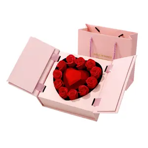 Scatola regalo di san valentino scatola con motivo a forma di cuore con motivo a rosa