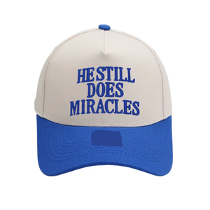 Cappellino Trucker a 6 Pannelli in PVC con Lettere Stereoscopiche Ricamate 'FOR HE STILL DOES MIRACLES' per Uso Casual Unisex - Product Image 4