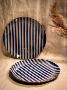 Assiette à dessert en céramique artisanale en grès cuite à haute température, motif rayures indigo, compatible micro-ondes, durable pour une présentation élégante lors des repas et pour les hôtels - Product Image 2