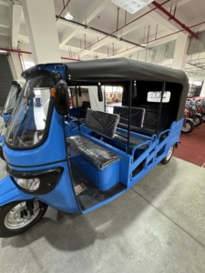 Tricycle Tuk Tuk à <span class=keywords><strong>trois</strong></span> <span class=keywords><strong>roues</strong></span> avec cabine, moteur électrique 200cc, moteur 1000W, usage passagers en Inde et en Afrique - Product Image 1
