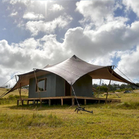 Tente de glamping de luxe pour safari africain, type villa, en acier, avec climatisation, grande couverture en toile PVC et côtés en tissu