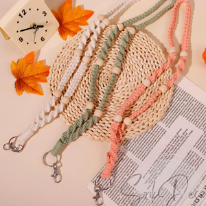 Cordón de macramé estilo bohemio con cuentas de madera, llavero de macramé hecho a mano y soporte para credenciales, regalos personalizados, cordón ajustable. - Product Image 1