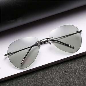 Gafas de Sol Polarizadas Fotocromáticas de Titanio Ultraligeras UV400, Estilo Aviador sin Montura, Gafas de Visión Nocturna para Hombre - Product Image 2