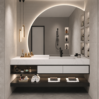 Meuble-lavabo flottant de luxe moderne avec vasque, miroir LED et étagère ouverte, idéal pour projets hôteliers sur mesure