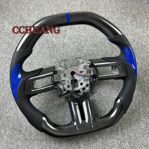 Volants en fibre de carbone véritable personnalisés en usine pour la Ford Mustang 2015-2023, volants en cuir chauffants. - Product Image 2