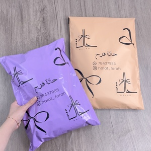 Sacs d'expédition en polyéthylène violets personnalisés avec logo arabe, imperméables, pour l'emballage de vêtements - Product Image 5