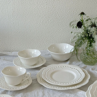 Set Perlengkapan Makan Keramik Putih Bergaya Victoria Prancis dengan Renda Berlubang, Termasuk Piring Dessert, Mangkuk Sup, Piring Makan, Cangkir, dan Tatakan