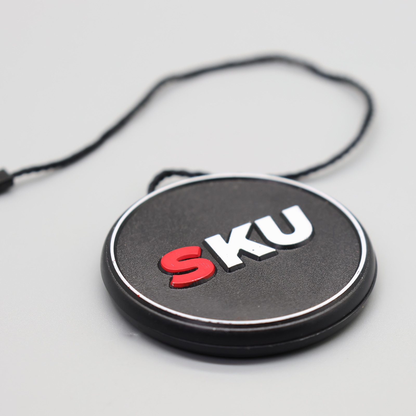 Design Brand Name Clothing Hang Tag String Seal Tag Sneakers Shoes Bags Custom Size Plastic Material Tags For Clothes