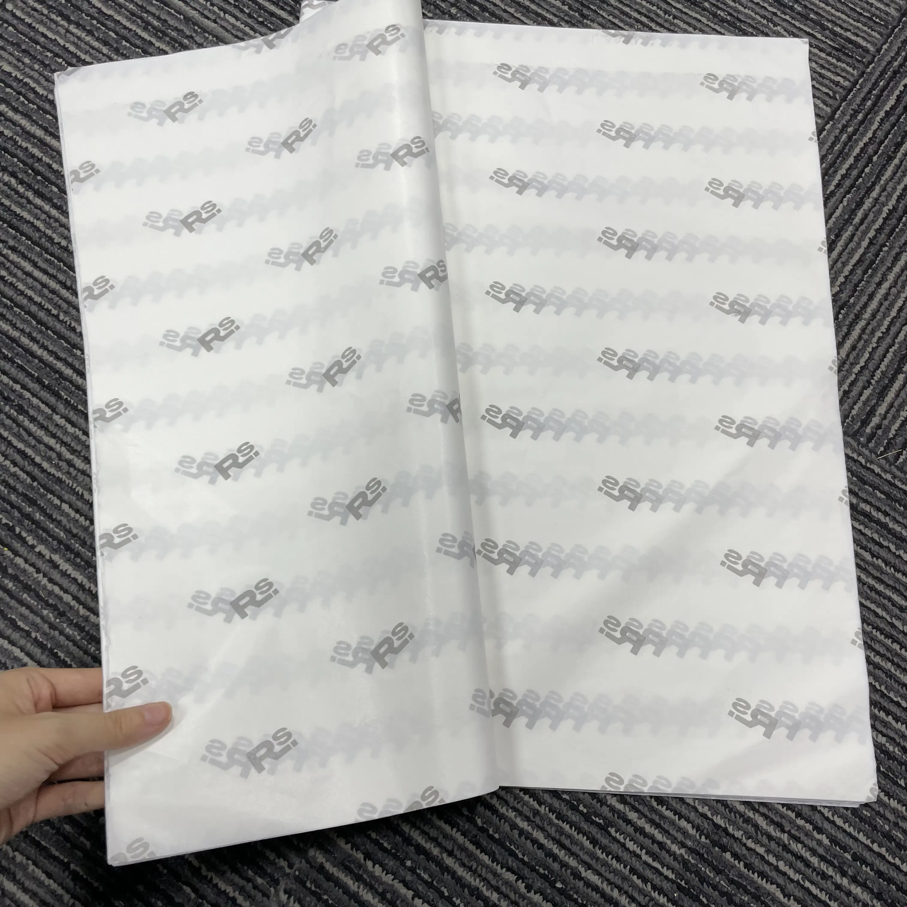 Beyaz doku kağıt için özel Logo ambalaj kağıdı ile 22 gsm giysi ambalajı