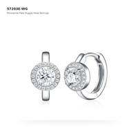 Boucles d'oreilles créoles Huggie Halo personnalisées en argent sterling 925 avec moissanite ronde de 0,50 ct, bijoux fins S925 pour femmes