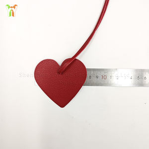 YY Prêt Stock Étoile PU <span class=keywords><strong>Cuir</strong></span> Charmes Porte-clés Vin Rouge Amour Forme Pendentif Sac Charme Accessoire Chanceux Pendentif Sac Ornements Cadeaux - Product Image 6