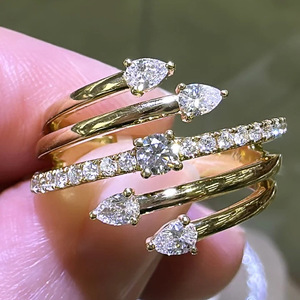Anello di Fidanzamento da Donna in Ottone con Zirconi a Stella Piena, Gioiello di Lusso Leggero e alla Moda, Accessorio Elegante per l'Ufficio, Regalo - Product Image 2