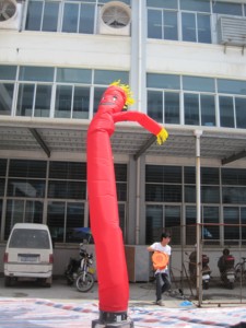 Muñeco Inflable Publicitario Rojo con Ventilador Incorporado, 3.6m de Altura, Impermeable, Alimentación por Enchufe, Fácil Instalación, Logotipo Personalizado, Impresión Digital - Product Image 3