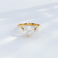 Bague de fiançailles en or jaune 18 carats avec diamant de laboratoire taille princesse, tige torsadée simple et carrée géométrique à 4 griffes pour femme