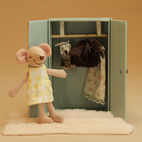 Jolie poupée souris en tissu avec un ensemble de meubles floraux - Jouet de maison de poupée pour jeux d'imitation