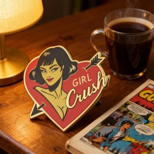 Broche promotionnelle en métal, en émail de cuivre, motif cœur, thème Girl Power, style antique imitation moderne, pour la vente en gros - Product Image 1