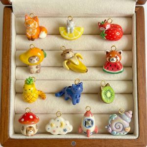 Colgantes y dijes esmaltados con diseños de animales y frutas: zorro, limón, fresa, oso, hongo, y otros motivos bonitos - Product Image 1