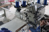 Machine à coudre surjeteuse semi-automatique informatisée à lit cylindrique pour la pose de cols ronds DS-8100-04DM2-24-7-P-AC