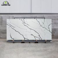 Dalle de marbre artificiel Calacatta en quartz de grand format poli 2,4x1,2m pour une utilisation moderne à l'intérieur de la maison, plan de travail de cuisine, usage commercial