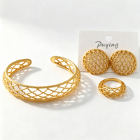 Parure de bijoux tendance en maille géométrique tressée plaquée or 18 carats, 3 pièces : bracelet manchette ajouré, boucles d'oreilles clous et bague pour femme, cadeau idéal pour les fêtes