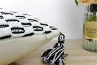 Housse de coussin décorative ivoire et noir, style bohème, tissée avec pompons, faite à la main