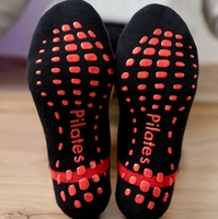 Vente en gros de chaussettes de yoga antidérapantes en coton éponge peigné de haute qualité pour femmes chaussettes de cheville antidérapantes pour Pilates Trampoline Fitness