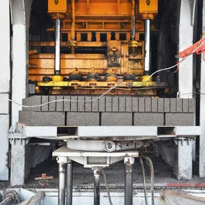 Machine à fabriquer des briques de ciment en béton entièrement automatique Qt18-25 avec palettes gratuites - Product Image 2