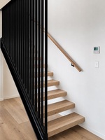 Escalier flottant droit avec balustrade verticale en tube jusqu'au plafond