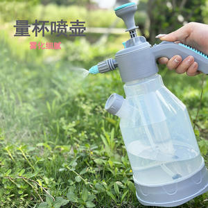 Pulvérisateur manuel 2 litres en plastique transparent pour arrosage de plantes de jardin avec gobelet doseur - Product Image 2