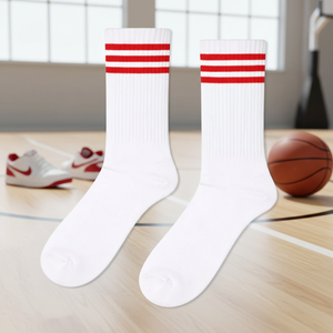 Chaussettes longues en tricot rouge avec motif rayé coloré - Product Image 3