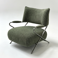 Fauteuil contemporain italien de luxe à assise profonde et basse, avec structure en acier inoxydable noir titane et accoudoirs en tissu.