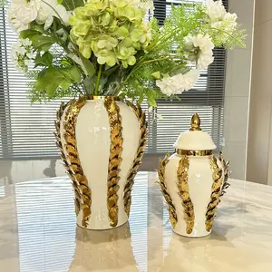 Grand vase de luxe en céramique nordique de style européen avec couvercle en forme de pile de fleur pour hôtel en plaqué or par électrolyse personnalisé avec couvercle