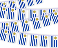 En gros, souvenirs du drapeau ouguandais, ensembles de supporters de football, épingles, bracelets, écharpes, drapeaux de l'Uruguay pour la Journée nationale