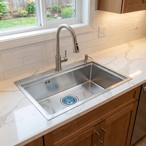 Évier de cuisine à cuve unique en acier inoxydable 304, fait main, finition brossée, OEM ODM, vente en gros d'usine - Product Image 1
