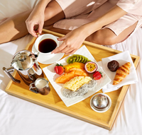 Table de lit en bambou avec pieds pliables et poignée, plateau de service pour le petit-déjeuner, bureau pour ordinateur portable pour lit ou canapé