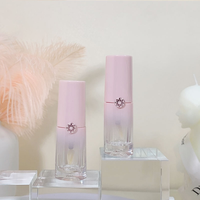 Envase de brillo labial en tubo, diseño floral, botella vacía exprimible para bálsamo labial líquido de 3.8ml, tapa con serigrafía, brocha, embalaje para colorete.
