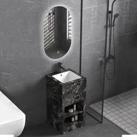 Ensemble de meuble-lavabo de salle de bain d'hôtel en pierre frittée résistante personnalisée en marbre noir et blanc moderne avec miroir intelligent à LED