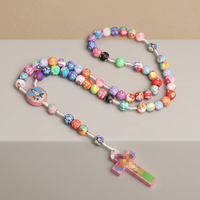 Collier de prière en argile polymère colorée Mecrt pour enfants, pendentif croix de Jésus, chaîne de perles, cadeau religieux pour enfants pour la Sainte Communion