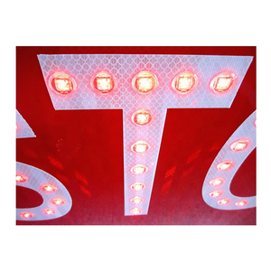 لافتة إيقاف مرورية مخصصة من الألومنيوم عاكسة للضوء بتقنية LED تعمل بالطاقة الشمسية - Product Image 4