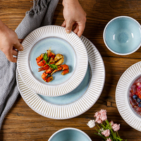 Assiettes en céramique de grès de style nordique minimaliste, personnalisables avec logos, compatibles restaurant, lavables au lave-vaisselle et utilisables au micro-ondes