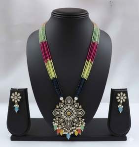 Elegante conjunto de collar y aretes Kundan en tono dorado con perlas largas y colgante de gota, joyería para mujeres y niñas. - Product Image 1