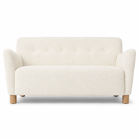 Canapé 2 places en bouclette crème, dossier capitonné boutonné, accoudoirs arrondis, pieds cylindriques en bois, causeuse moderne et minimaliste pour salon