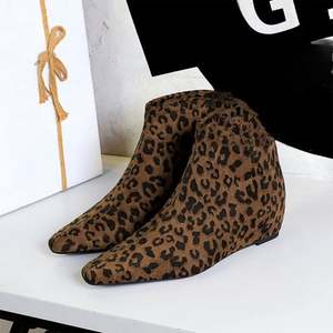 Chaussures bohèmes hippies, <span class=keywords><strong>bottes</strong></span> en cuir de vachette à motif floral fait main - Product Image 1